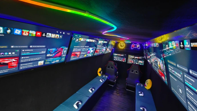 Indoor speelruimte: Een kleurrijk verlichte binnenspeeltuin of arcadehal met neonlichten.